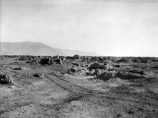 B 1534: Die Ruinenstadt um Stūpa Y von SO aus gesehen