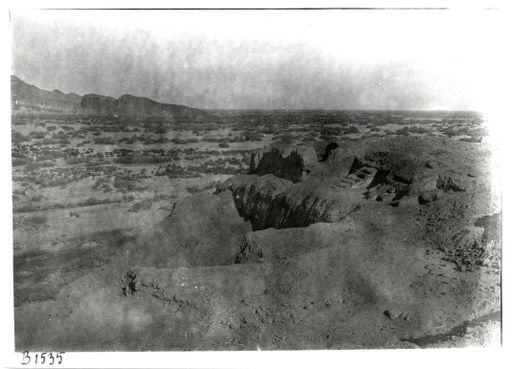 B 1535: Blick über Südwestecke des Grabungsgeländes mit Stufen zum Haupttempel mit Parinirvāṇa-Sockel über die Ebene zum Tumshuk Tagh.
