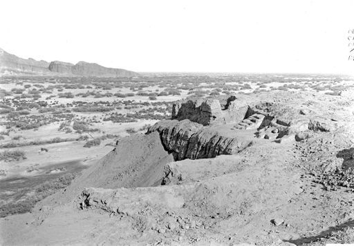 B1535: Blick über Südwestecke des Grabungsgeländes mit Stufen zum Haupttempel mit Parinirvāṇa-Sockel über die Ebene zum Tumshuk Tagh. (B_1535_Tumshuk_Tagh.jpg)