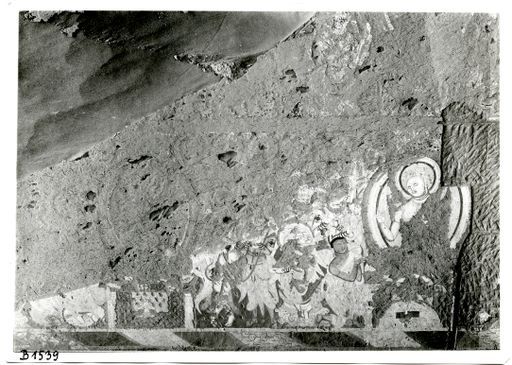 B 1539: Reste von thronenden Buddhas umgeben von Adoranten