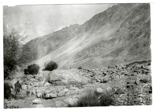 B 1540: Felsen mit 'Mani'- Inschriften in einem Hochtal. Auf der Rückreise v. le Coqs über Ladakh
