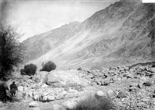 B1540: Felsen mit 'Mani'- Inschriften in einem Hochtal. Auf der Rückreise v. le Coqs über Ladakh (B_1540_Landschaft_Panamik_Ladakh.jpg)