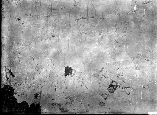 B 1542: Wand mit Vorzeichnung und Schrift ; Brāhmī-Inschrift