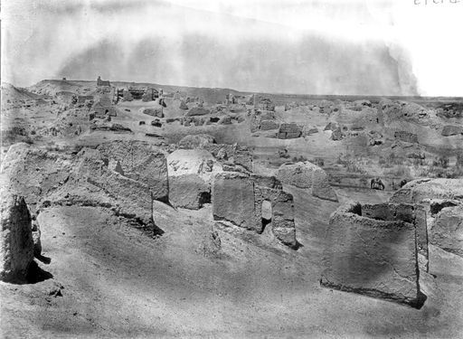 B 1543: Panorama der Tempel von S nach N gesehen im Vordergrund Areal B, im Zentrum links F4, hinter den Pferden LM