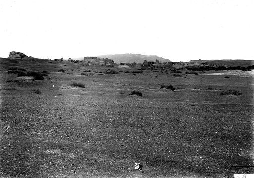B 1546: Ruinenstadt von SO, im Hintergrund Höhenzug (mit Stūpa- bzw. Wachturmruine), in dem die Höhlen sich befinden.