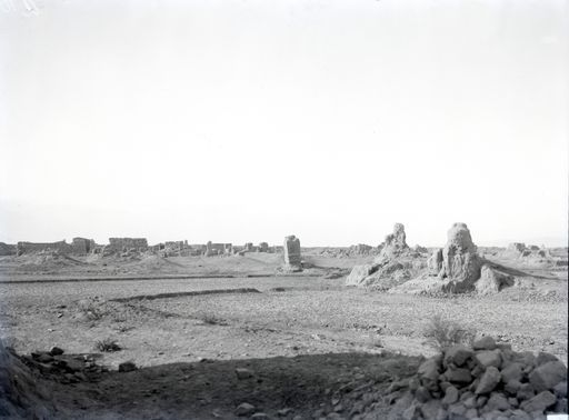 B 1547: Blick von SW auf Gebäude, westliche Stadtmauern und Stūpas, die wohl eine alte Querstraße durch die Stadt flankierten