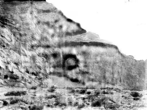B1549: Felswand mit Höhlenöffnungen am Fluss (B_1549_Kumx.jpg)