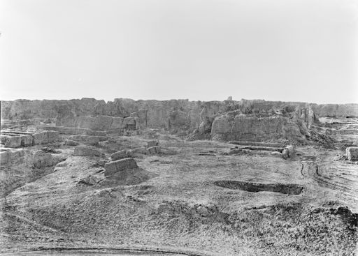 B 1554: Blick auf Ruine β und umgebende Ruinen von Tempel α aus, dahinter Stadtmauer