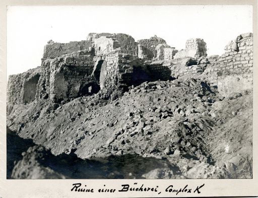 B1557: Gebäude östlich von Ruine υ' in der Südwestecke von Idikutshahri, von SO gesehen (B_1557_pos.jpg)