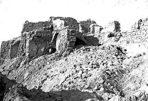 B 1557: Gebäude östlich von Ruine υ' in der Südwestecke von Idikutshahri, von SO gesehen