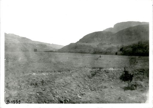 B 1559: Eingang zur Schlucht von Sängim mit zwei Gebäudekomplexen auf dem linken (östlichen) Ufer.