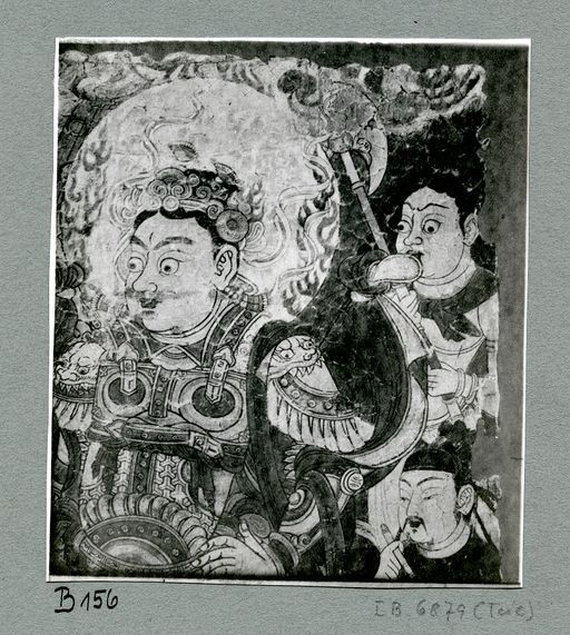 B156: Oberkörper des Vaiśravaṇa, Detail der rechten Seite des großen Garuḍa-Jagd-Bildes (B 153a) (B_156_IB_6879Teil_pos.jpg)