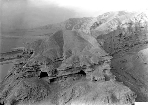 B1560: Höhlen oberhalb der 'Festung' von Kumtura (B_1560_Kum.jpg)