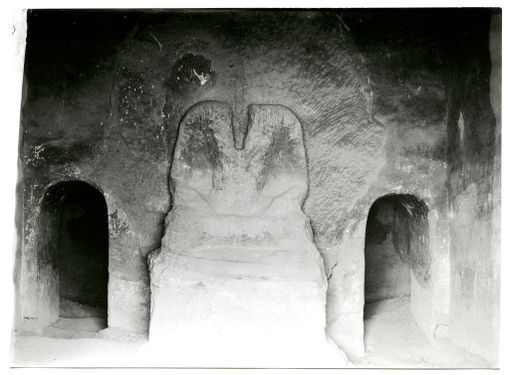 B 1562: Steinkern einer sitzenden Buddha-Figur in einer Höhle