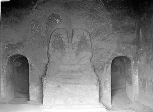 B1562: Steinkern einer sitzenden Buddha-Figur in einer Höhle (B_1562_Kum_71.jpg)