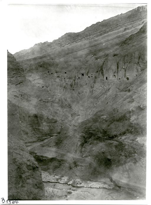 B1564: Höhlenanlage am nördlichen Taleingang über der Schlucht (B_1564_pos.jpg)