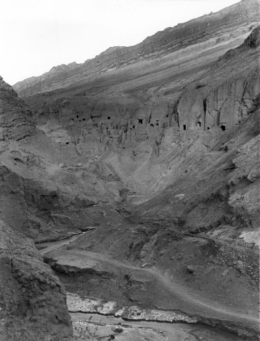 B 1564: Höhlenanlage am nördlichen Taleingang über der Schlucht