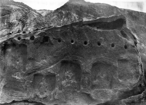 B 1570: Felsblock mit Buddhanischen