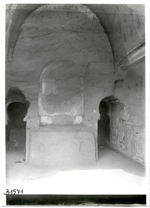 B 1571: Zentralpfeilerhöhle: Cella mit Kultnische und Blick in rechten Seitengang
