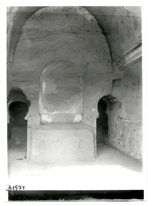 B1571: Zentralpfeilerhöhle: Cella mit Kultnische und Blick in rechten Seitengang (B_1571_Kiz_pos_2.jpg)