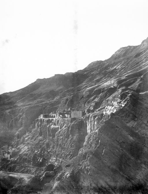 B 1574: Klosterbauten in der Mitte des Tals auf Felsterrasse über einer Biegung eines Flüsschens