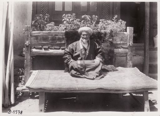 B1578: Chalmat Chan aus Taschkent, Aksakal der Ferghanatürken, der Le Coq den Führer (Schärip) besorgte, der ihn in die Salz-Wüste südlich der Kucha-Oase begleitete. Dort erkundete er Ruinen (z.B. Mauerviereck Tongguz Baschi) und besuchte Shahyar und Toksu. (Turfan_III_38_B_1578_Chalmaet_Khan_Kucha.jpg)