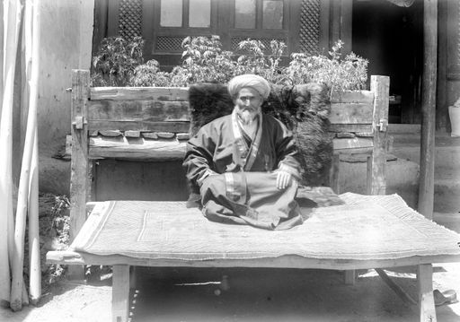 B 1578: Chalmat Chan aus Taschkent, Aksakal der Ferghanatürken, der Le Coq den Führer (Schärip) besorgte, der ihn in die Salz-Wüste südlich der Kucha-Oase begleitete. Dort erkundete er Ruinen (z.B. Mauerviereck Tongguz Baschi) und besuchte Shahyar und Toksu.