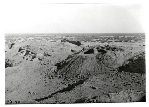 B 1579: Stufen zum Südeingang der Haupttempels mit dem Parinirvāṇa-Sockel und rechts Sockeltempel