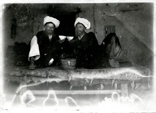 B1580: Zwei beturbante Männer mit Trinkschalen auf einem Holzbett ; Le Coq und Bartus (B_1580_pos.jpg)