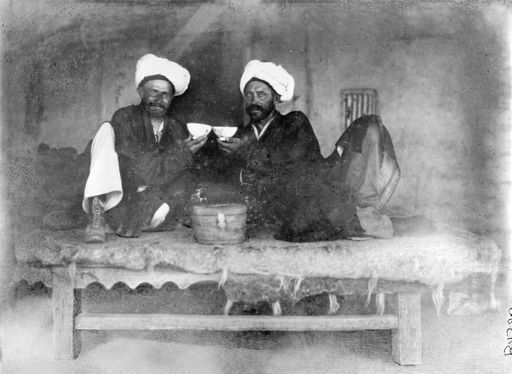 B 1580: Zwei beturbante Männer mit Trinkschalen auf einem Holzbett ; Le Coq und Bartus