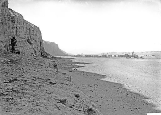 B 1589: Höhenzug mit steiler Felswand und Höhleneingängen auf der einen Seite einer Flusslandschaft mit Bauernhaus; Höhenzug an dem anderen Ufer (Bezeichnung 'Kucha'). Wenn Kumtura, dann am Südende der Anlage mit Blick nach Süden. Vielleicht ist es aber auch Shorchuk (?)