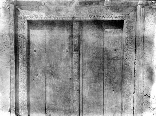 B 1595: Holztür mit geschnitztem Rahmen und Mittelbalken (das Fotobuch sagt: 'reich vergoldete Tür'?!)