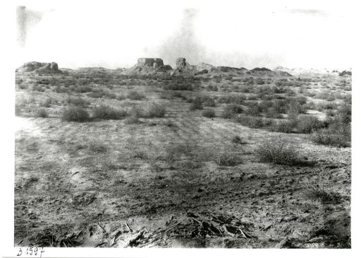 B1597: Steppenartige Landschaft mit hexagonalem Stūpa-Stumpf und Ruinen. (B_1597_pos.jpg)