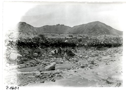 B1601: Steinige Landschaft mit Gebäude auf einem Hügel, vermutlich von Le Coqs Heimreise (B_1601_pos.jpg)