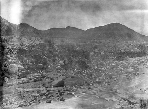 B 1601: Steinige Landschaft mit Gebäude auf einem Hügel, vermutlich von Le Coqs Heimreise