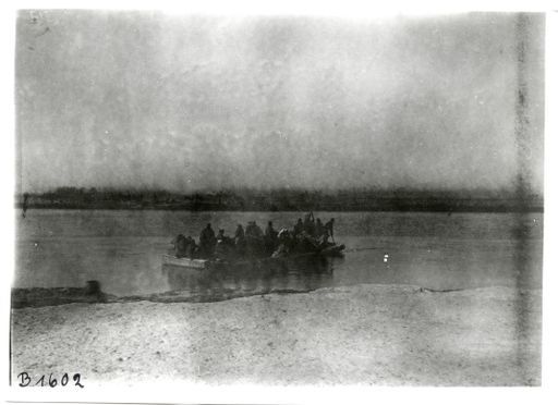 B 1602: Pferdekarawane setzt mit einem flachen Fährboot über den Fluss. vermutlich von Le Coqs Heimreise