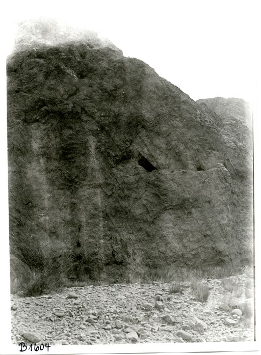 B1604: Höhleneingänge in steiler Felswand. (B_1604_pos.jpg)