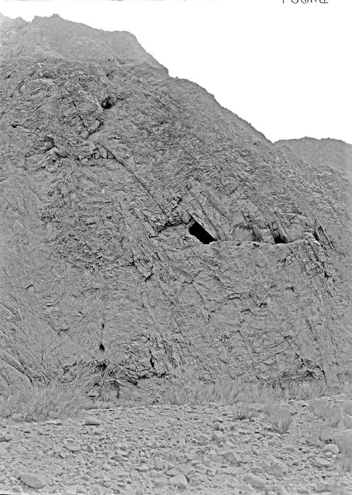 B1604: Höhleneingänge in steiler Felswand. (B_1604_xxx_Landschaft_Hoehlen.jpg)