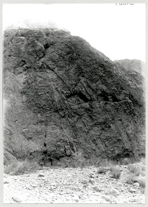 B 1604: Höhleneingänge in steiler Felswand.