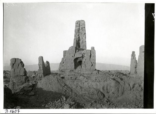 B 1607: Tempelruine mit fragmentarischem Oberbau von S gesehen