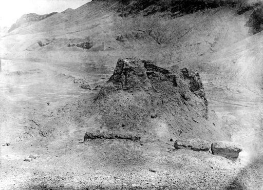 B1608: Ruine eines Gebäudes vor Bergabhang (B_1608_Sengim.jpg)