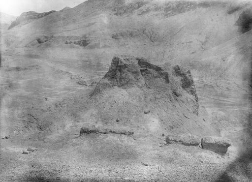 B 1608: Ruine eines Gebäudes vor Bergabhang