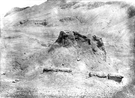 B1608: Ruine eines Gebäudes vor Bergabhang (B_1608_Sengimx.jpg)