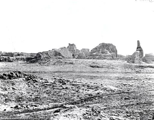 B 1609: Gebäude T mit dem Kolossal-Buddha, dahinter Gebäude U