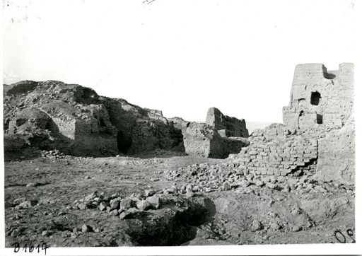 B1614: Gebäude westlich der Terrasse (links) und sog. Doppelturm der Anlage E, im Hintergrund Teil der großen Mauer. (B_1614_Khocho_Chans_Palast_E_pos.jpg)