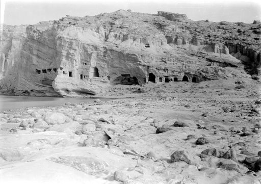 B1617: Nördlichste Höhlenanlage vom Fluss aus gesehen (B_1617_Kumtura_51-72.jpg)