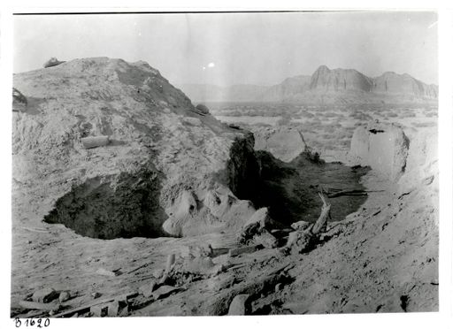 B1620: Raum auf der Nordwestseite des Grabungsgeländes, Blick nach Westen zum Toqqus Serai. (B_1620_pos.jpg)