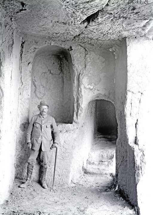 B 1622: Albert von Le Coq im Vorraum einer Höhle, im Hintergrund vermutlich der Höhlengang 67 / 66