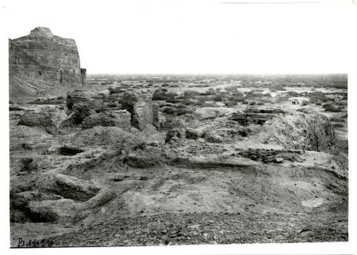B1626: Ruinen am südlichen Ende der Ostanlage mit 'Uigurentempel' vorn links. Blick nach Norden (?) (B_1626_pos.jpg)