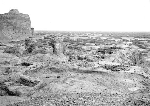 B1626: Ruinen am südlichen Ende der Ostanlage mit 'Uigurentempel' vorn links. Blick nach Norden (?) (B_1626_Tumshuk_Tagh.jpg)